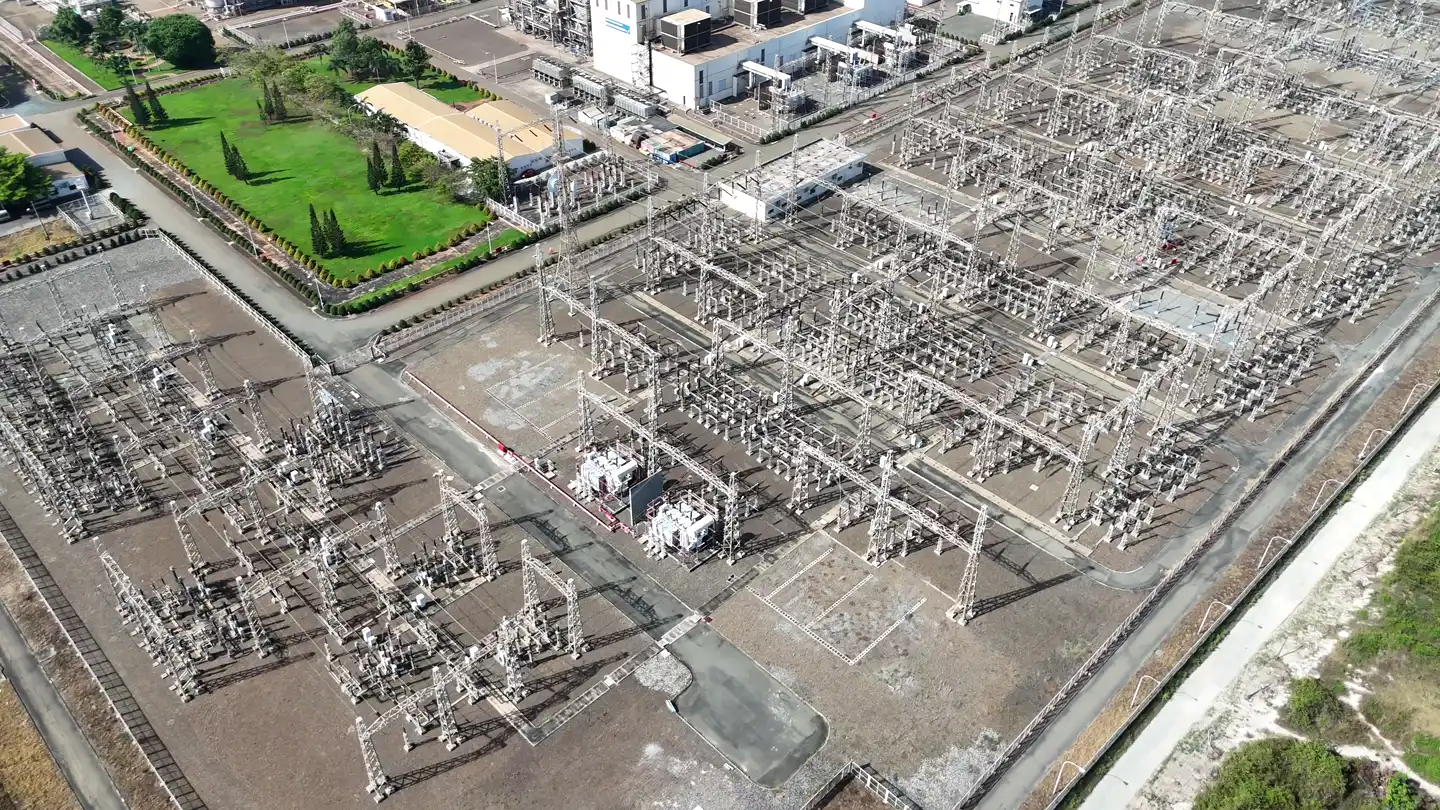 Vista aérea de subestação elétrica de alta tensão